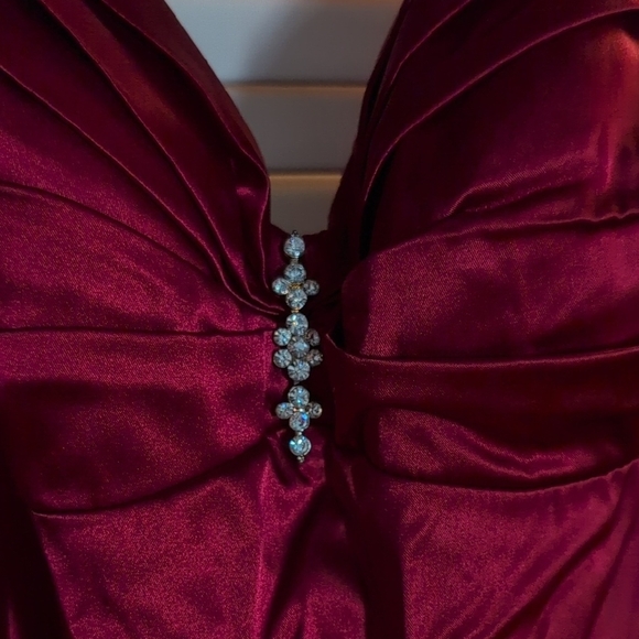 Blondie Nites Red Halter Evening Dress - Picture 13 of 16